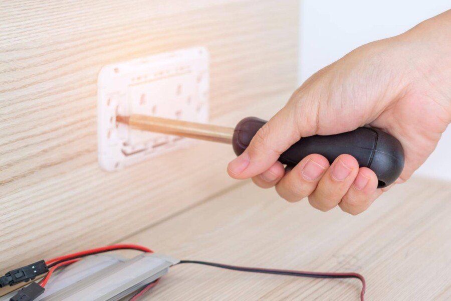 Jak bezpiecznie podłączyć gniazdko elektryczne bez uziemienia?