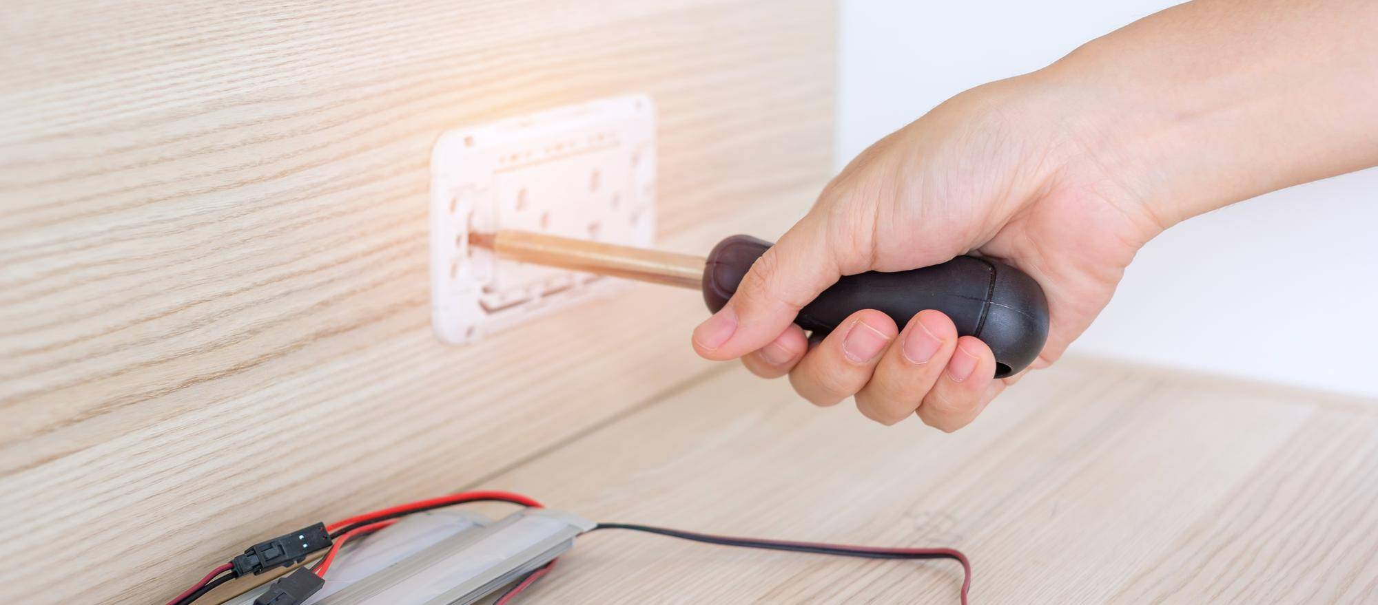 Jak bezpiecznie podłączyć gniazdko elektryczne bez uziemienia?