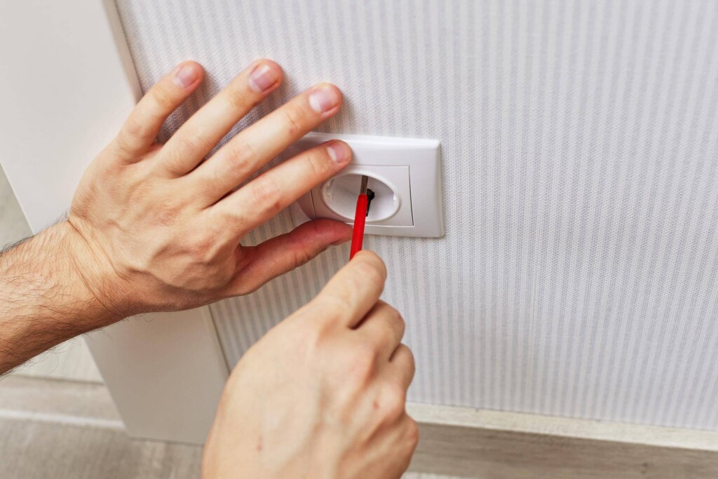 Jak łączyć gniazdka elektryczne bezpiecznie i zgodnie z zasadami?