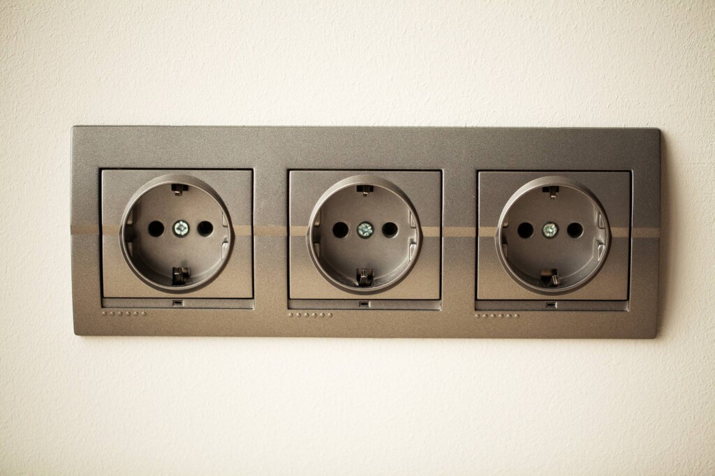 Jak podłączyć gniazdko elektryczne schemat przy instalacji w domu