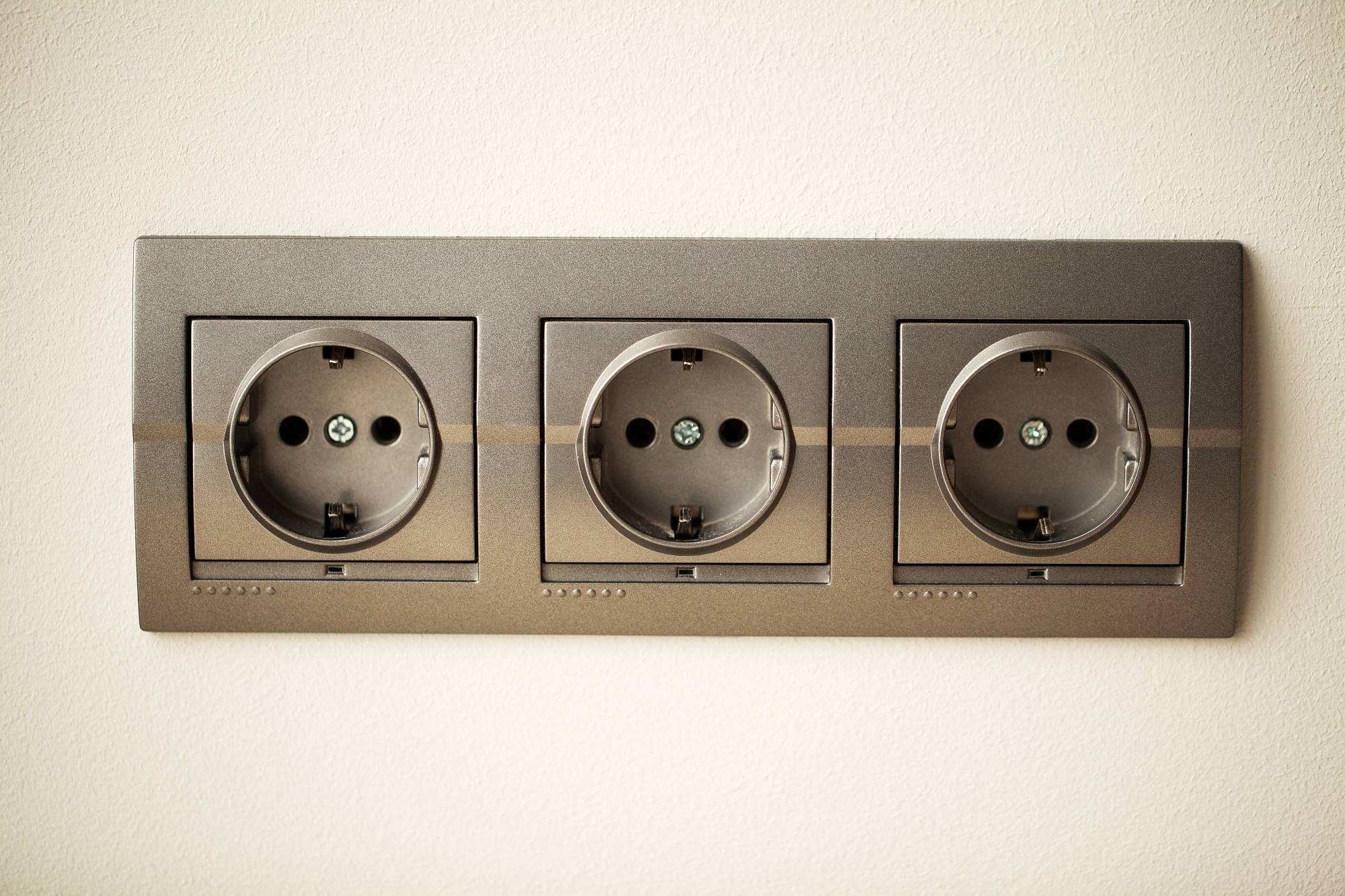 Jak podłączyć gniazdko elektryczne schemat przy instalacji w domu