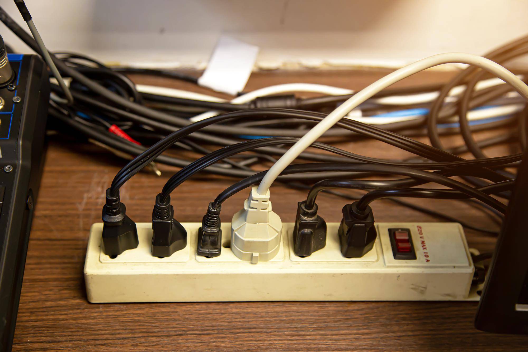Jak podłączyć gniazdko elektryczne z wyłącznikiem w domowej instalacji?