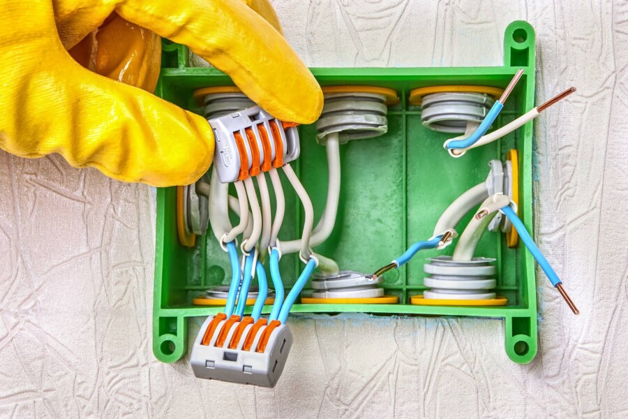 Jak podłączyć puszkę elektryczną bezpiecznie i skutecznie?