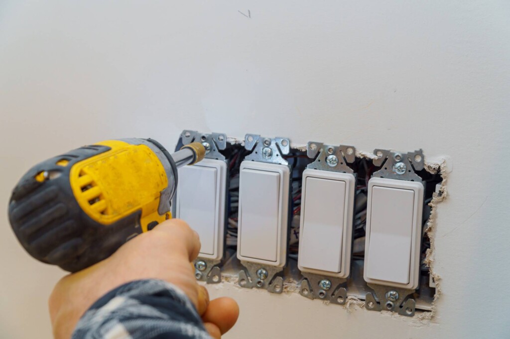 Jak podpiąć gniazdo elektryczne bezpiecznie i samodzielnie?