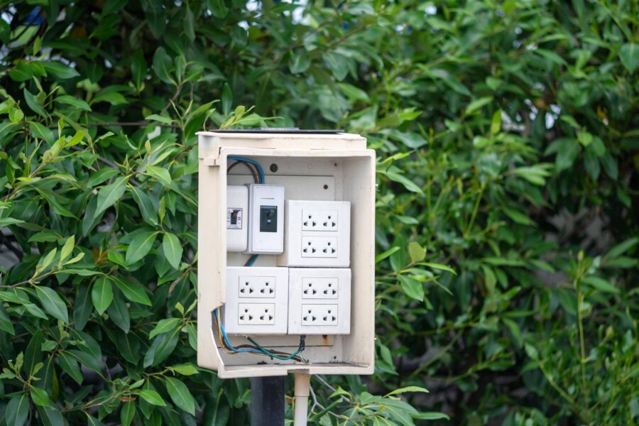 Jak prawidłowo zamontować gniazdko elektryczne w domu?
