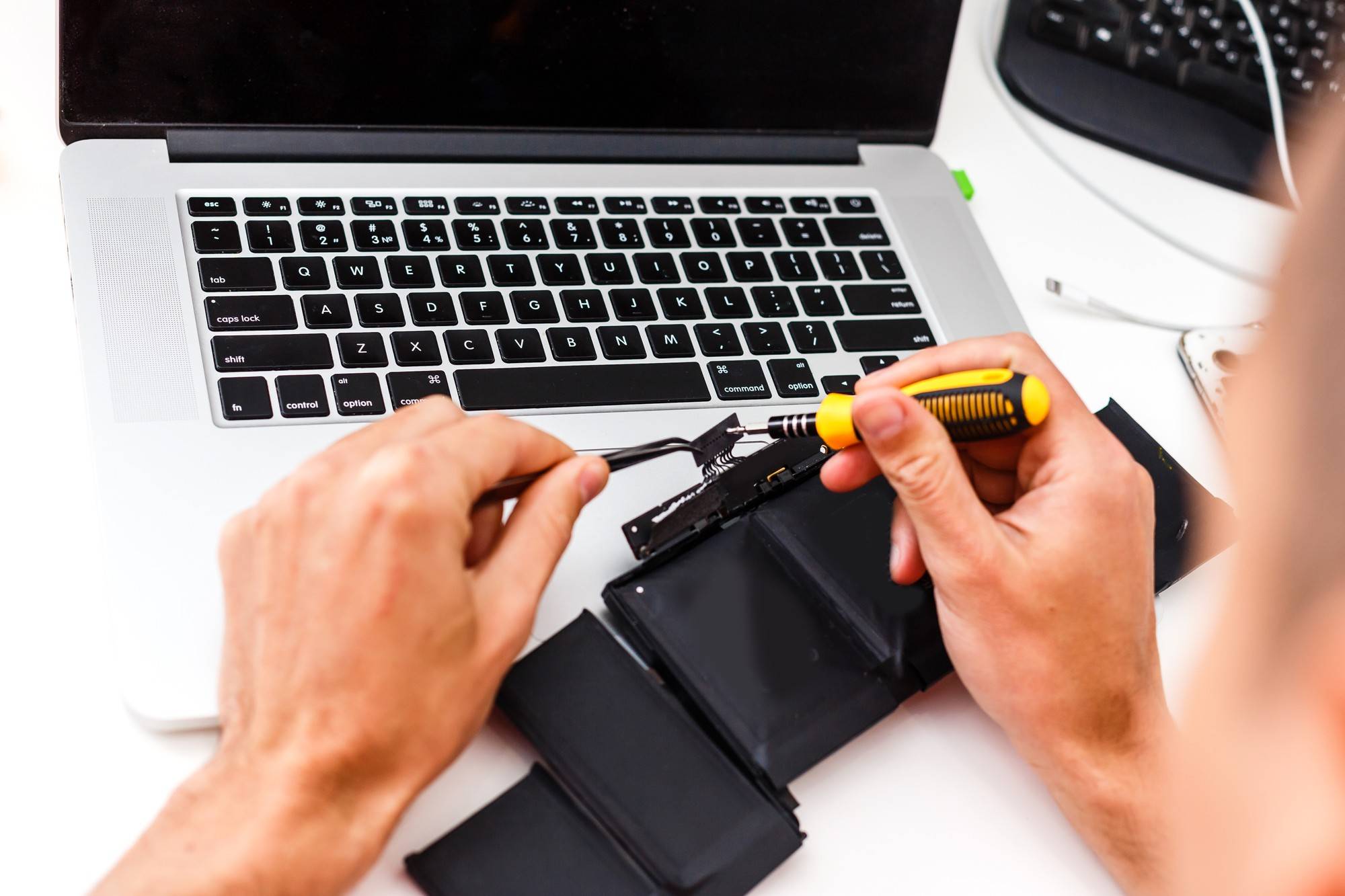 Jak wykonać reset baterii w laptopie i poprawić jej działanie?