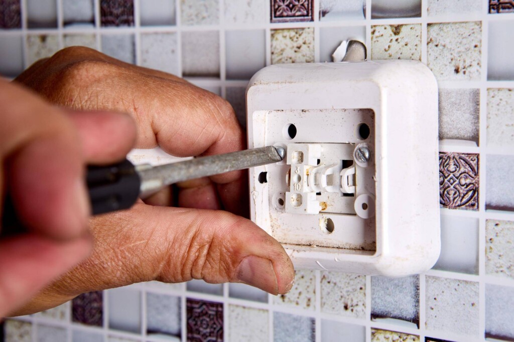 Jak zamontować gniazdko elektryczne z uziemieniem bezpiecznie i poprawnie?