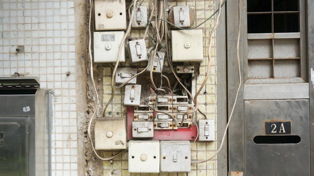 Jak podłączyć gniazdko elektryczne podwójne bezpiecznie i skutecznie?