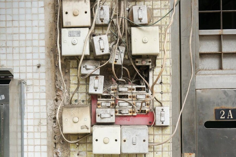 Jak podłączyć gniazdko elektryczne podwójne bezpiecznie i skutecznie?