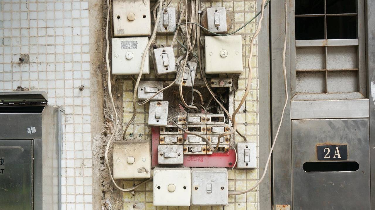 Jak podłączyć gniazdko elektryczne podwójne bezpiecznie i skutecznie?