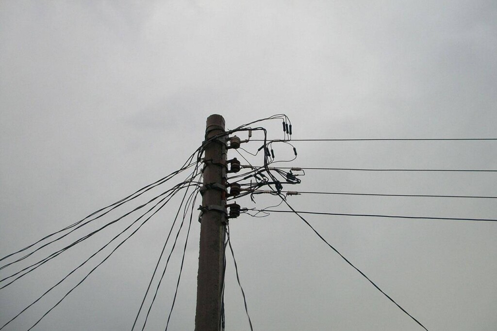 Jak połączyć dwa gniazdka elektryczne bezpiecznie i szybko?